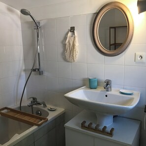 Shower, hair dryer, soap, toilet paper - Maylou Baan, family home on the Etang de Thau, 3 kilometers from the sea (Marseillan)
