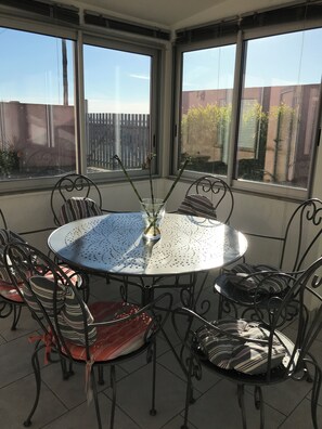 Dining - Maylou Baan, family home on the Etang de Thau, 3 kilometers from the sea (Marseillan)