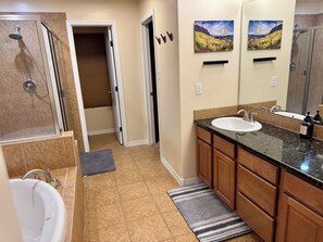 Jetted bath, hair dryer, towels, soap - Luxury North Valley Home, 3 bedroom, private Pool, Furnished Monthly Rental (Albuquerque)