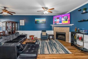 Een televisie en een open haard