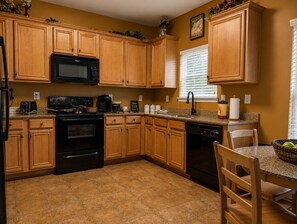 Cafetera y tetera, refrigerador, microondas y horno 
