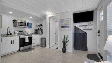 Frigorífico, microondas, horno y placa de cocina