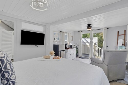 Upstairs Studio Apartment with Pickleball Court on 5-Acre Estate