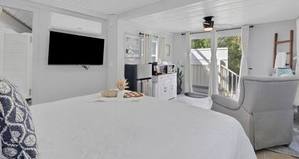 Upstairs Studio Apartment with Pickleball Court on 5-Acre Estate