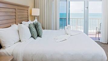 Tabla de planchar con plancha, wifi y ropa de cama