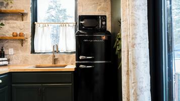 Kjøleskap, mikrobølgeovn, ovn og kokeplater