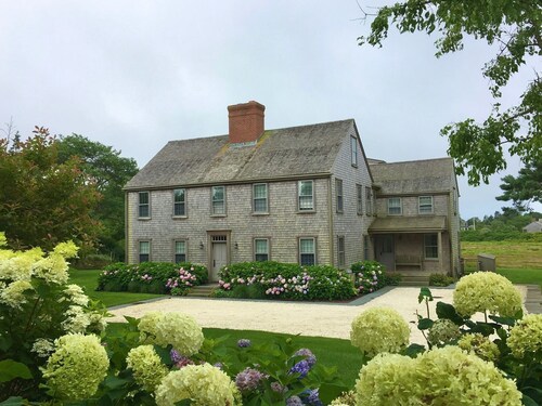 Spacious 6-bedroom Nantucket home, 1 mile walk to town, 3 acres, cul-de-sac