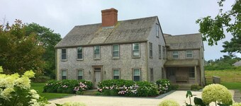 Spacious 6-bedroom Nantucket home, 1 mile walk to town, 3 acres, cul-de-sac