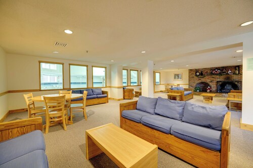 Ski in-Ski out condo w/pool hot tub & sauna! Sleeps 5!