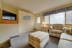 Living area - Ski in-Ski out condo w/pool hot tub & sauna! Sleeps 5! (Newry)