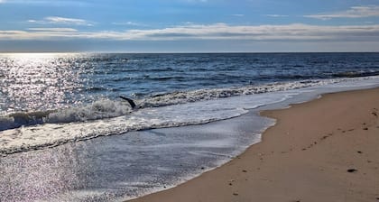 1st Floor Westbrook Anchor | 2 Queen Beds | EV Charger | Near Beach