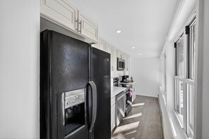 Kjøleskap, mikrobølgeovn, kokeplater og oppvaskmaskin