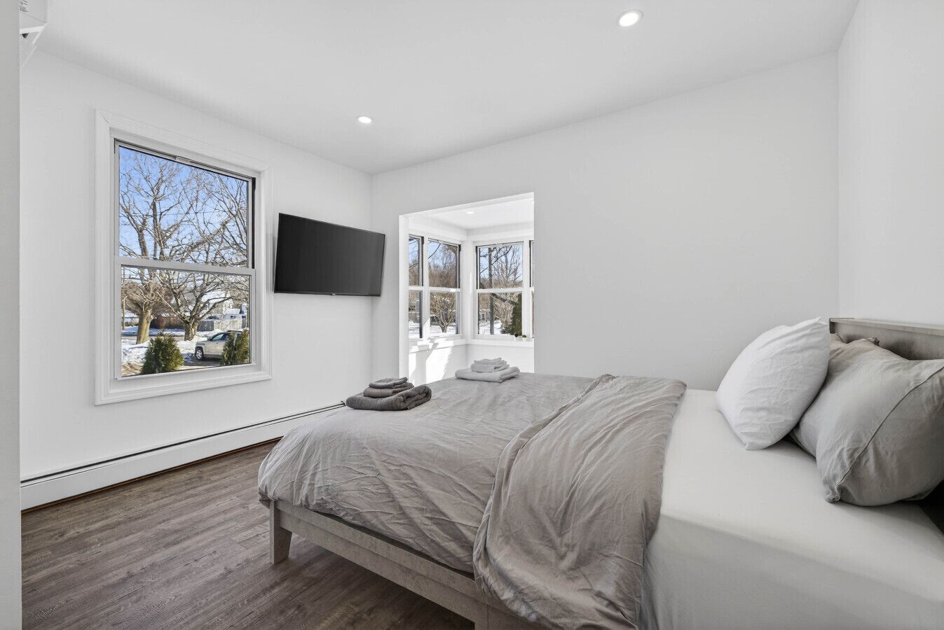 2 Schlafzimmer, Schreibtisch, Bügeleisen/Bügelbrett, Reisekinderbett