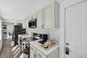 Frigorífico, microondas, placa de cocina y lavavajillas