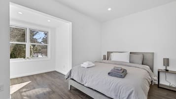 2 間睡房、書桌、熨斗/熨衫板、可攜式嬰兒床