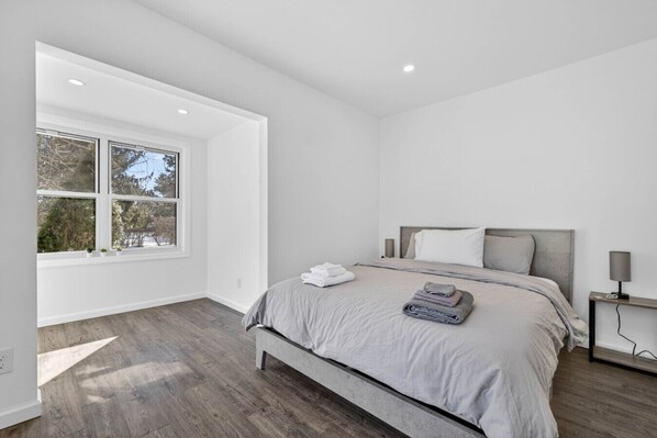 2 soverom, skrivebord, strykejern/-brett og reiseseng for barn