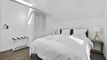 1 多间卧室、办公桌、熨斗/熨衣板、旅行婴儿床