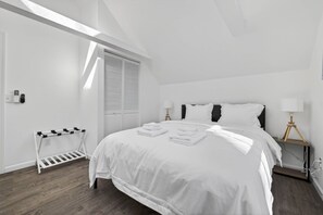 1 makuuhuone, työpöytä, silitysrauta/-lauta, vauvan matkasänky