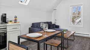 Un loft moderno con comedor, kitchenette y una zona de estar acogedora.