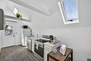 Jääkaappi, mikroaaltouuni, uuni, liesi