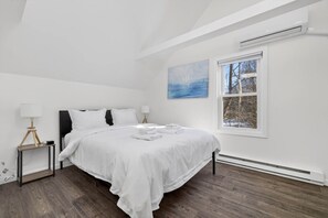 1 habitación, escritorio, tabla de planchar con plancha y cuna de viaje 