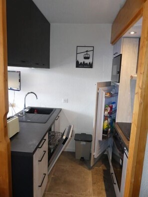 Wasserkocher mit Kaffee-/Teezubehör, Kühlschrank, Mikrowelle, Ofen
