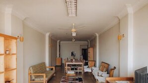 Amplia sala de estar con comedor, sofá, mesa de centro y televisor.