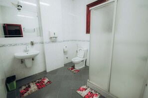 Douche, bidet, serviettes fournies, savon