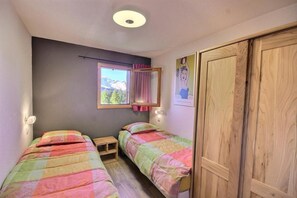 Room - Chalet, 200m from ski slopes, 1st floor, terrace, fireplace or stove, tv, ski locker, 98m² (Landry)