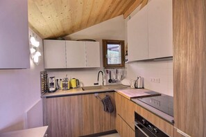 Unclassified image, 3 of 22, button - Chalet, 200m from ski slopes, 1st floor, terrace, fireplace or stove, tv, ski locker, 98m² (Landry)