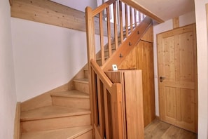 Interior - Chalet, 200m from ski slopes, 1st floor, terrace, fireplace or stove, tv, ski locker, 98m² (Landry)