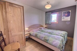 Unclassified image, 2 of 22, button - Chalet, 200m from ski slopes, 1st floor, terrace, fireplace or stove, tv, ski locker, 98m² (Landry)