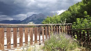 A wooden fence with a view of mountains and a cloudy sky. - 150m from resort center, 1st floor, terrace, tv, 25m², Pra Loup (Pra Loup)