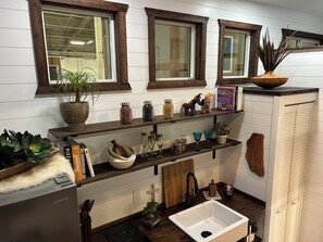 Private kitchen - The Sundance - Luxury Tiny Home Retreat Near Palomar Mountain (Pauma Valley)