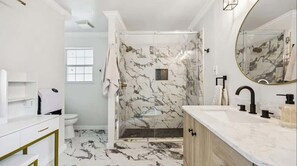 Shower, hair dryer, towels, soap - 5-Star 4BR Near Downtown & Bishop Arts | Sleeps 12 (Dallas)