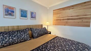 4 bedrooms, iron/ironing board, internet, bed sheets