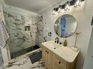 Shower, hair dryer, towels, soap - 5-Star Stay-Huge 4BR Near Bishop Arts-Sleeps 12- Family Friendly (Dallas)