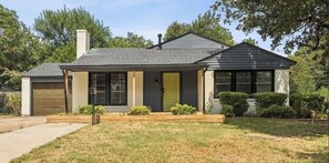 Exterior - 5-Star 4BR Near Downtown & Bishop Arts | Sleeps 12 (Dallas)