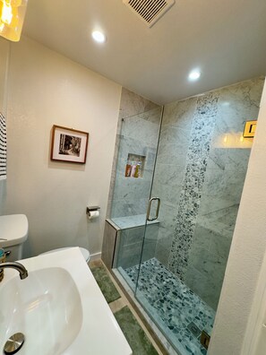 Dusche, Haartrockner, Handtücher, Seife