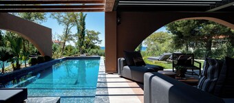 AVRA Beachfront  3bdrs accomodation/private pool!Fully equipped, amazing seaview