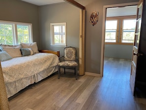 2 bedrooms, free WiFi, bed sheets - Lake Shafer Country Cottage with Magnificent View (Monticello)
