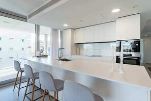 Fridge, microwave, oven, stovetop - SR Luxury apartment with seaviews and private parking (Fuengirola)