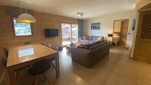 Living area - 150m from ski slopes, 3rd floor, view ski slopes, balcony, tv, ski locker, 100m², Valmorel (Valmorel)