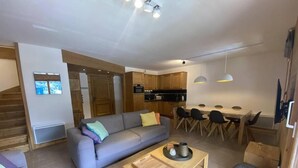Living area - 150m from ski slopes, 3rd floor, view ski slopes, balcony, tv, ski locker, 100m², Valmorel (Valmorel)