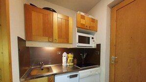 Private kitchen - Ski-in/ski-out & foot of the slopes, Ground floor, view ski slopes, terrace, tv, ski locker, 27m² (Valmorel)