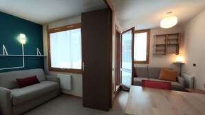 Living area - Ski-in/ski-out & foot of the slopes, Ground floor, view ski slopes, terrace, tv, ski locker, 27m² (Valmorel)