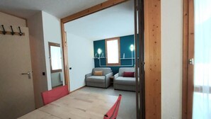 Interior - Ski-in/ski-out & foot of the slopes, Ground floor, view ski slopes, terrace, tv, ski locker, 27m² (Valmorel)