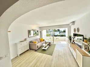 Living area - Fully equipped apartment with beautiful sea, pool and garden view (Las Lagunas de Mijas)
