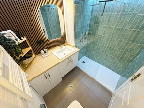 Hiustenkuivaaja, pyyhkeet, saippua, vessapaperi