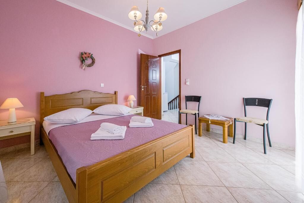 2 bedrooms, iron/ironing board, internet, bed sheets
